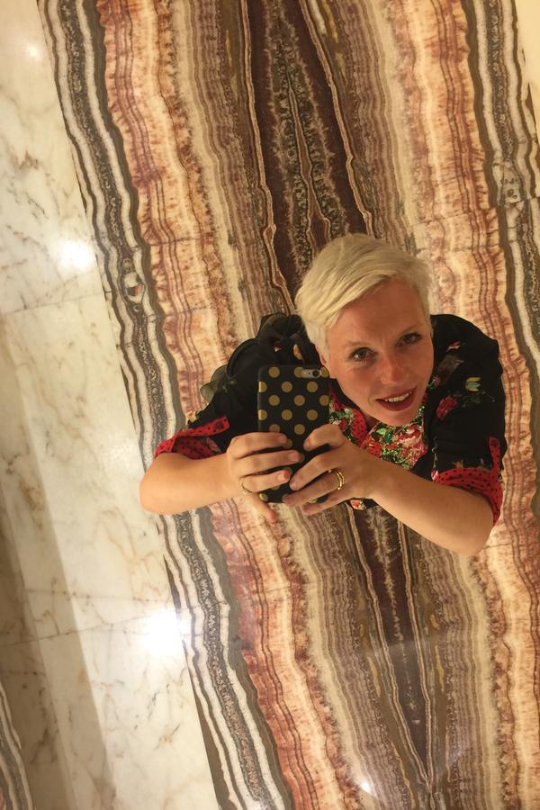 Fotografia de marmol natural exquisito con vetas marcadas para proyectos de alto impacto visual