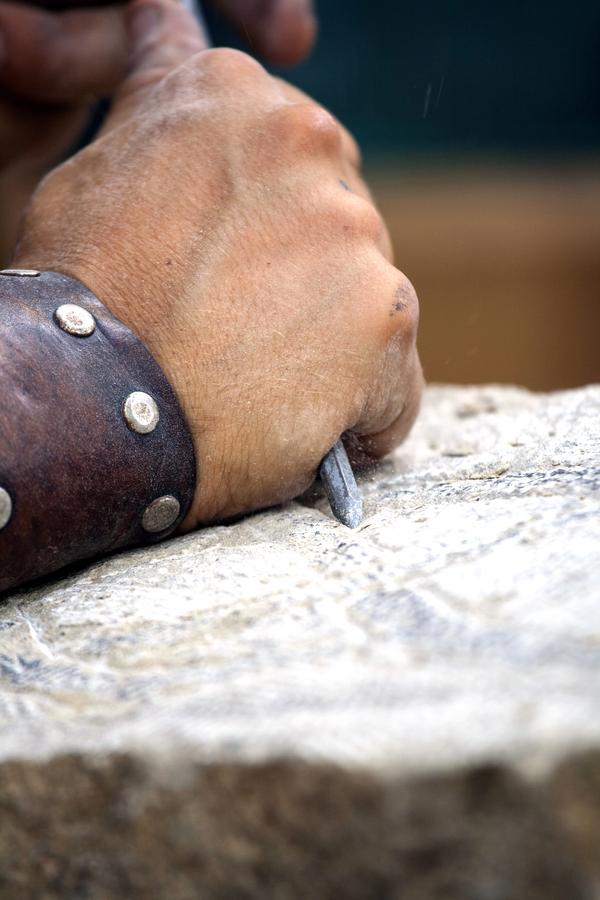 Detalle de corte preciso y acabado superior simbolizando herramientas y tecnicas artesanales