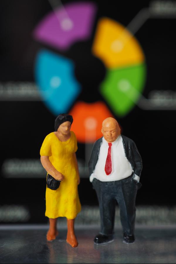 Grafico que ilustra experiencia y compromiso en el procesamiento de piedra mediante simbolos de profesionalismo