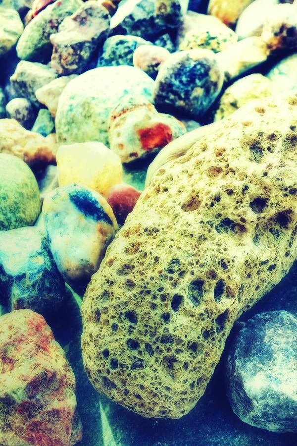 Detalle de piedra artificial premium con textura definida y color vibrante ideal para proyectos arquitectonicos modernos