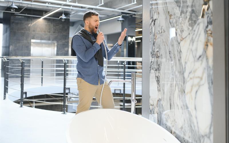 imagen de un entorno arquitectonico en proceso de transformacion que resalta el uso de piedra en acabados de calidad