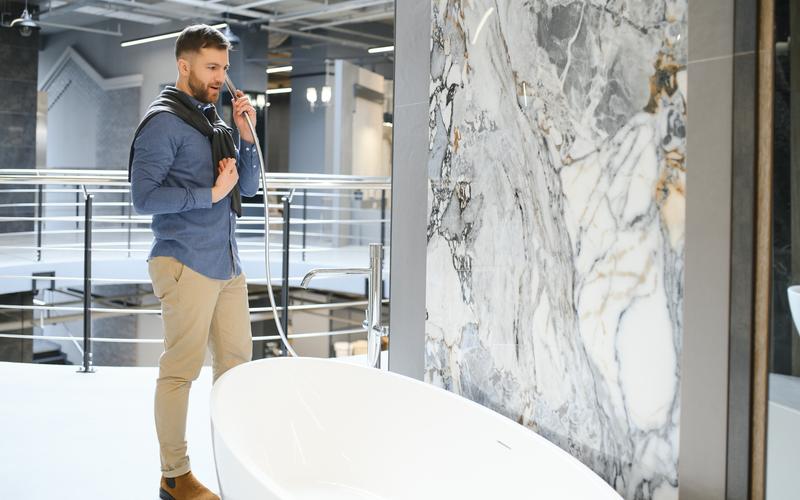 Detalle arquitectonico en piedra con elegantes texturas de marmol y granito